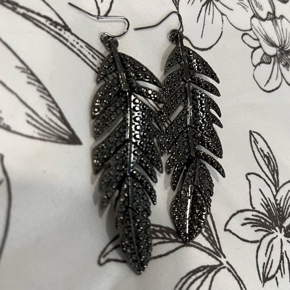 Express Earrings 🪶 - Picture 5 of 6